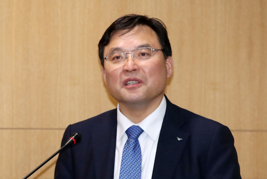 구본환 인천국제공항공사 사장이 22일 오후 인천국제공항 제1터미널 해당화실에서 비정규직 근로자들의 정규직 전환과 관련한 기자회견을 하고 있다. /사진제공=뉴시스