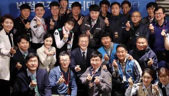 문재인 대통령이 12일 첫 공식 외부 일정으로 인천 중구 인천공항공사에서  비정규직 관련 간담회를 마치고 참석자들과 기념촬영하고 있다.  문 대통령은 이 자리에서 "임기 중에 비정규직 문제를 반드시 해결하겠다고 약속했다. 임기 내에 '비정규직 제로 시대'를 열 것"이라고 말했다. (청와대 제공) 2017.5.12/뉴스1