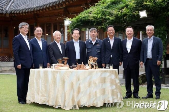 정세균 국무총리(가운데)가 지난 18일 오후 서울 종로구 총리공관에서 열린 코로나19 위기 극복을 위한 노사정 대화'에 앞서 참석자들과 건배하고 있다. 왼쪽부터 이재갑 고용노동부 장관, 홍남기 경제부총리 겸 기획재정부 장관, 손경식 한국경영자총협회장, 정 총리, 김동명 한국노총 위원장, 김명환 민주노총 위원장, 박용만 대한상공회의소 회장, 문성현 경제사회노동위원회 위원장.