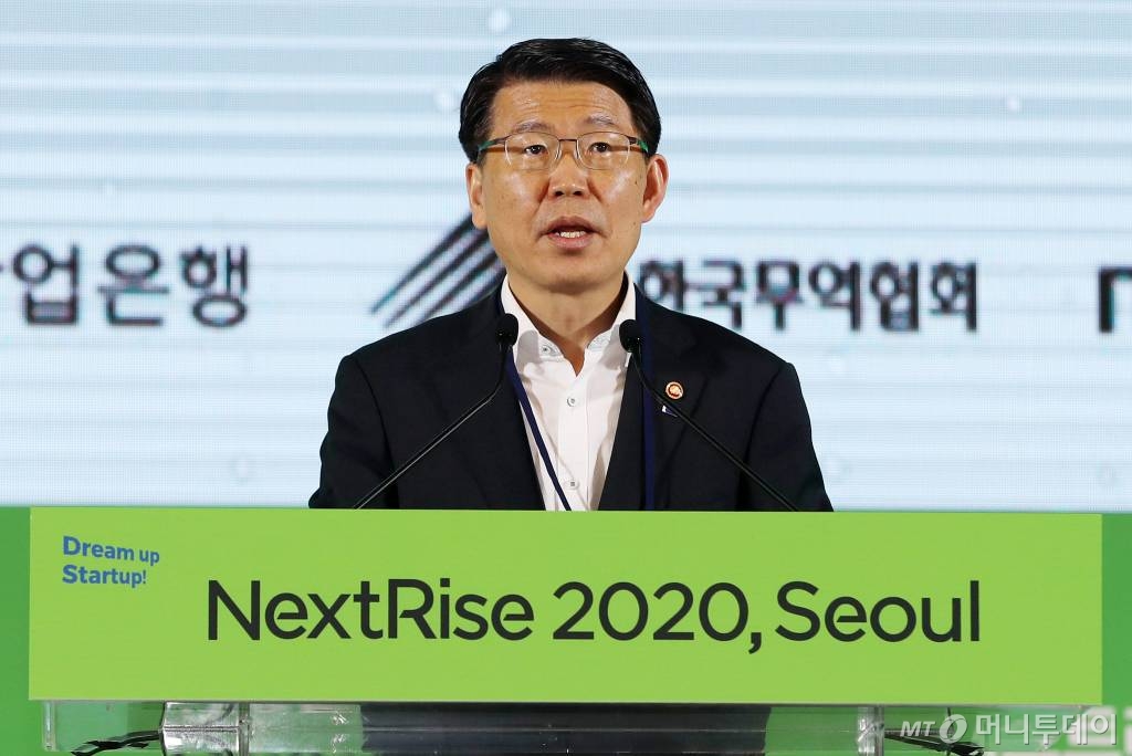 은성수 금융위원장이 23일 오후 서울 강남구 코엑스에서 열린 '넥스트라이즈2020' 글로벌 스타트업 페어에 참석해 축사를 하고 있다. / 사진=김휘선 기자 hwijpg@