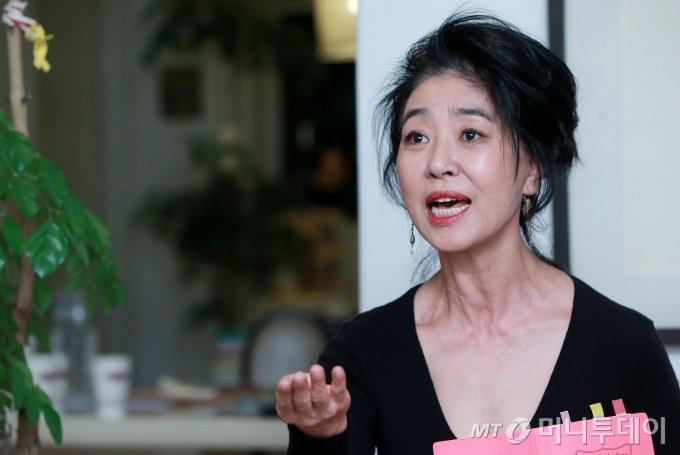 배우 김부선이 22일 오후 서울 성동구 옥수동 중앙하이츠 아파트 자택에서 아파트 관리비 관련 폭행 사건에 대한 기자회견을 갖고 있다.
 / 사진=김창현 기자 chmt@