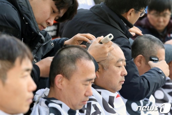 (세종=뉴스1) 장수영 기자 = 임서정 고용노동부 차관이 3일 정부세종청사 고용부 브리핑실에서 공공부문 정규직 전환 정책 추진경과 및 성과 브리핑을 하고 있다. 고용부는 기간제 약 7만 3000명, 파견·용역 약 12만명 등 비정규직 근로자를 정규직으로 전환했으며 복리후생적 금품을 지급해 처우개선을 추진했다고 밝혔다. 2020.2.3/뉴스1