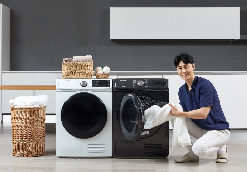 삼성전자 모델이 수원 삼성전자 디지털시티 프리미엄하우스에서 에너지 소비효율 1등급인 9㎏ 건조기 신제품을 소개하고 있다. /사진제공=삼성전자