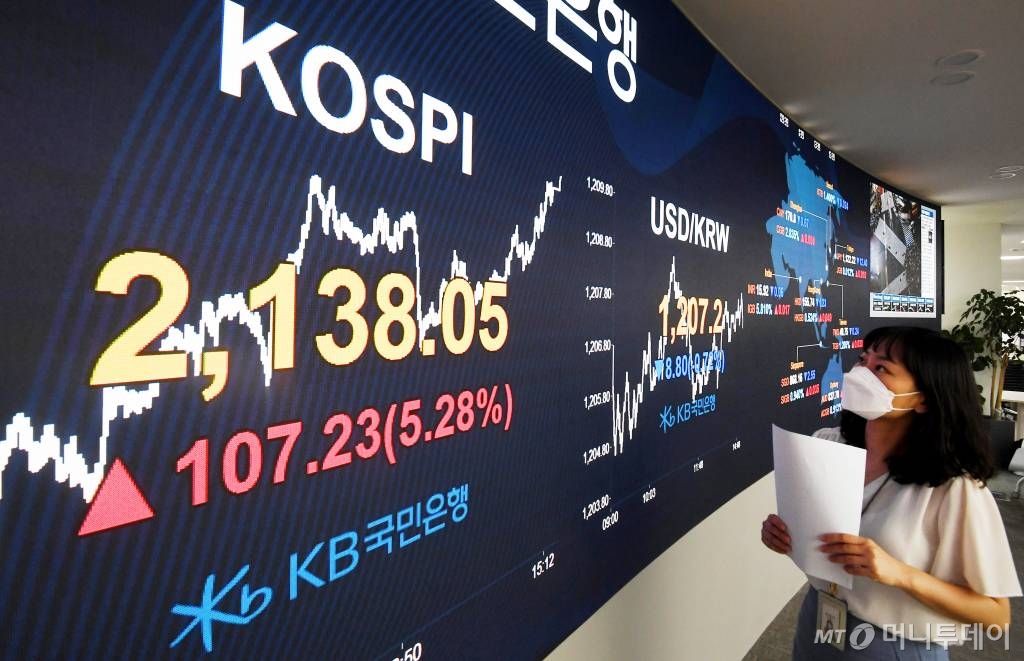 홍남기 경제부총리가 25일 오전 서울 종로구 정부서울청사에서 열린 '비상경제 중앙대책본부회의'에 참석해 모두발언을 하고 있다. /사진=뉴스1