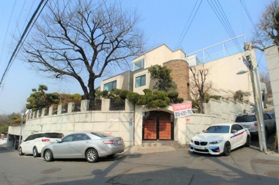 배우 황정음이 지난달 매입한 것으로 알려진 서울 용산구 이태원동의 단독주택./사진제공=원빌딩