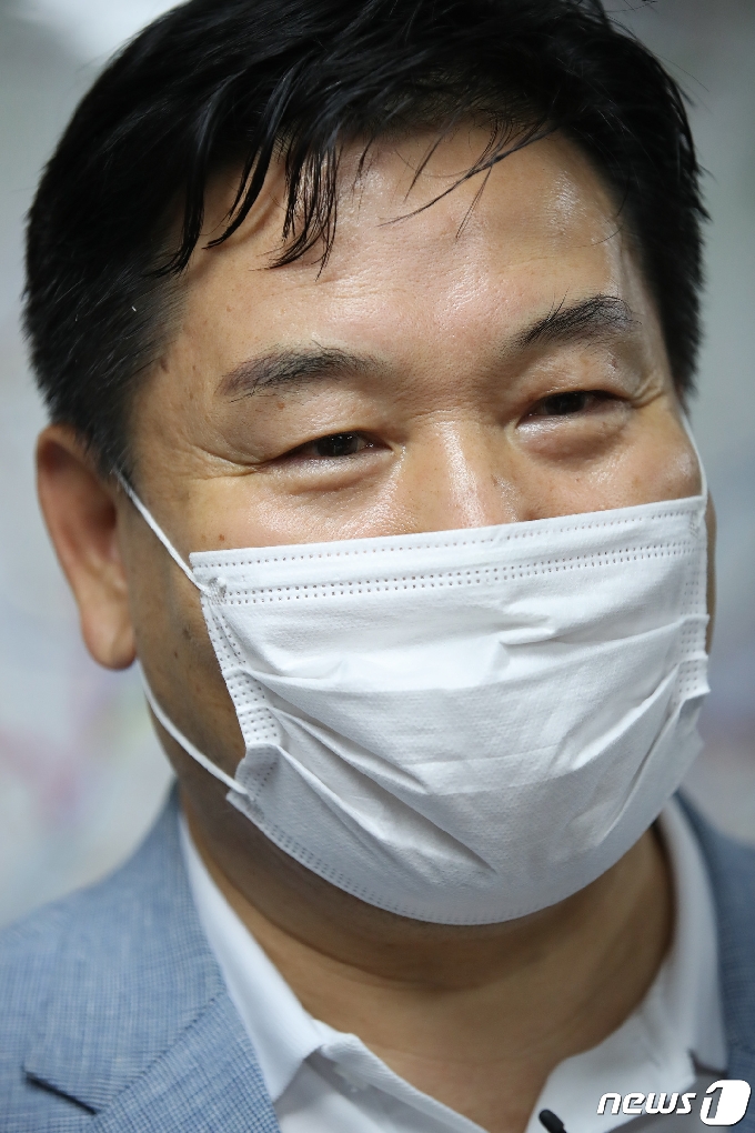 대구시 경제부시장 직을 제안받은 것으로 알려진 홍의락 전 더불어민주당 의원이 지난 25일 오후 대구 동구 신천동 더불어민주당 대구시당에서 열리는 대구시당위원장 현안보고 및 간담회에 참석하기 위해 당사에 들어서며 취재진의 질문에 답하고 있다. 2020.6.25/뉴스1 © News1 공정식 기자