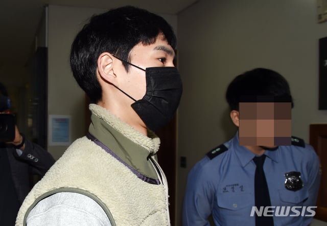 먹방 유명 유튜버 밴쯔와 그가 운영하는 건강식품 브랜드 잇포유가 건강기능식품에 관한 법률 위반 혐의로 기소돼 25일 오전 대전 서구 둔산동 대전지방법원 재판장에 들어가고 있다. 2019.04.25. / 사진 = 뉴시스