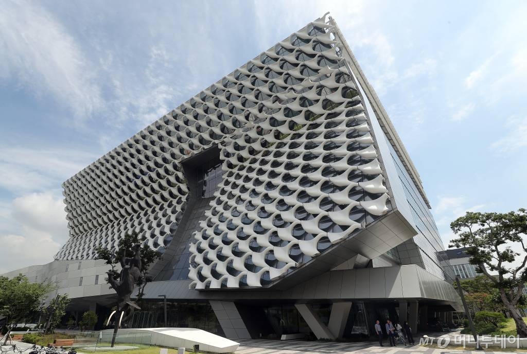 코오롱티슈진이 '인보사 논란'으로 상장폐지 결정을 앞둔 26일 서울 강서구 마곡동 코오롱생명과학 본사에 적막감이 돌고 있다.한국거래소는 금일 오후 기업심사위원회(기심위)를 열고 코오롱티슈진에 대한 상장폐지 여부를 심사한다. 이날 심사에서 상장폐지 여부 또는 개선기간 부여 여부가 결정된다. / 사진=김창현 기자 chmt@