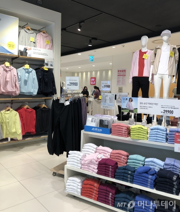27일 대한민국 동행 세일 첫 주말, 여의도 IFC몰 유니클로 매장에는 손님이 많지 않고 한산했다/사진=오정은 기자.