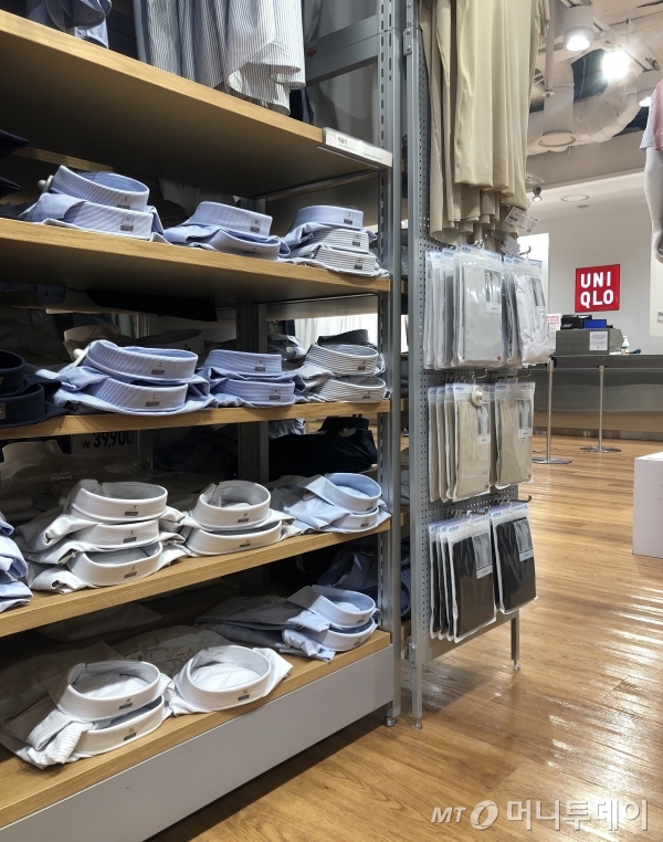 유니클로 남성 셔츠 코너에는 인기 상품의 XL, L사이즈는 대부분 품절 상태였다/사진=오정은 기자