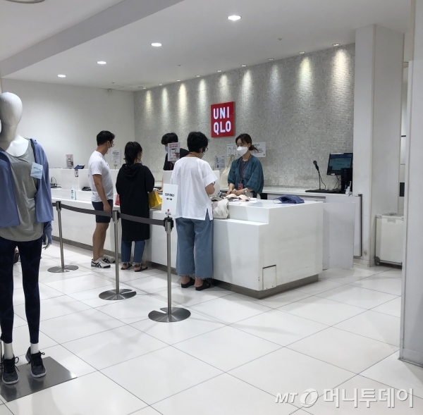 27일 유니클로 IFC몰 여의도점의 계산대에는 소수의 고객만이 물건을 사고 있었다/사진=오정은 기자.