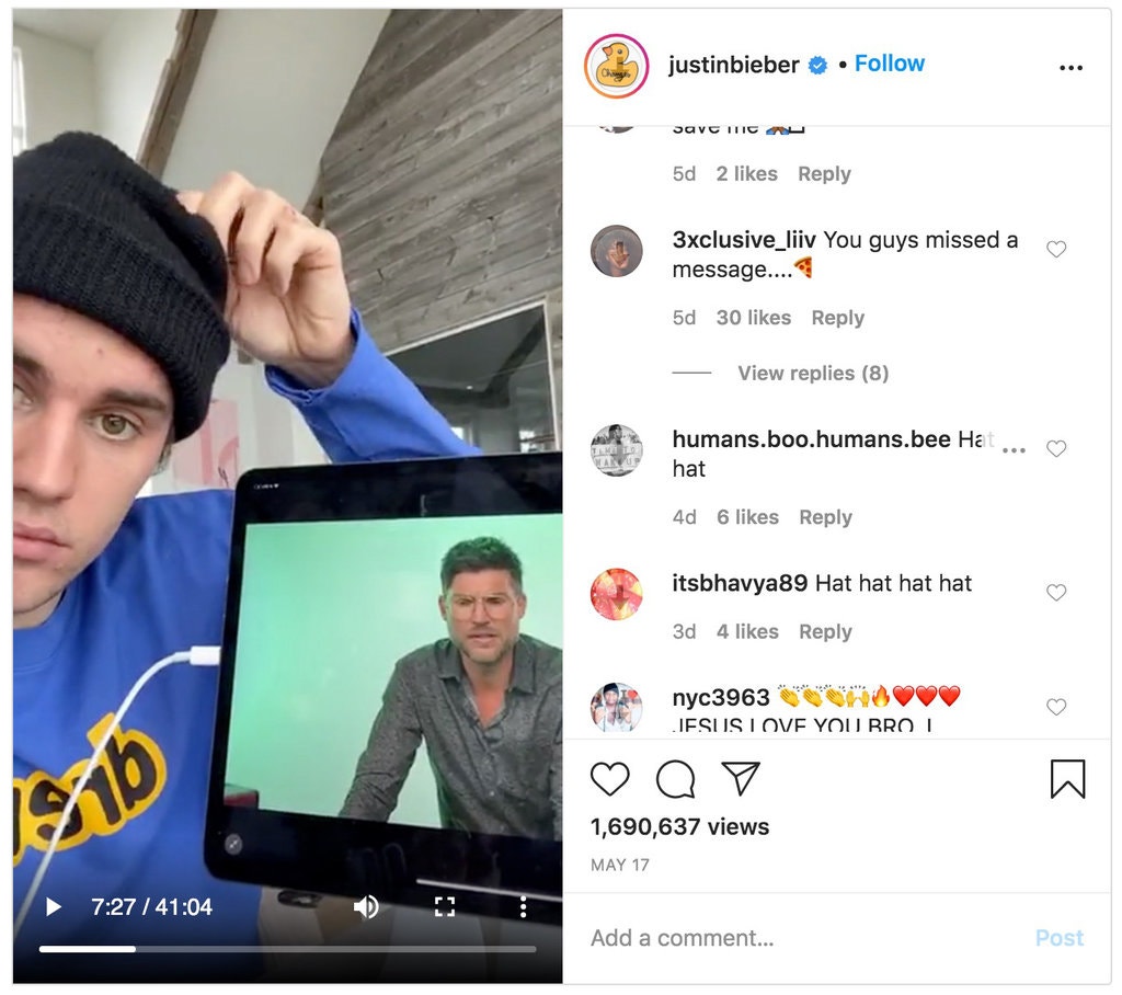 미국의 팝가수 저스틴 비버가 SNS 영상에서 모자를 만지는 모습. 일부 팬들이 '피자게이트'의 피해자가 맞다면 모자를 만져달라고 했고, 비버가 의도적이든 아니든 결과적으로 모자를 만지면서 '피자게이트' 논란이 다시 불거졌다. /사진=저스틴 비버 SNS 캡처.