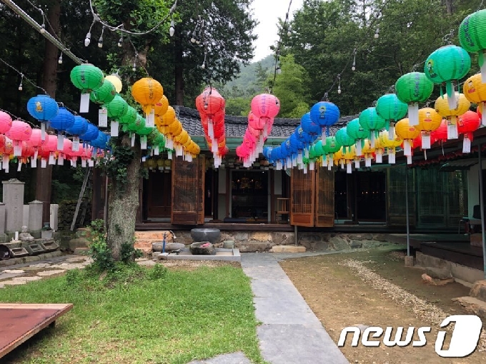 광주에서 27일과 28일 발생한 신종 코로나바이러스 감염증 확진자 10명의 감원지로 추정되는 광주 동구의 광륵사의 내부 모습. /뉴스1