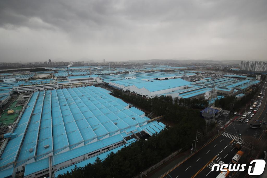 (울산=뉴스1) 윤일지 기자 = 신종 코로나바이러스 감염증(코로나19) 울산 13번째 확진자가 현대자동차 직원으로 확인되면서 현대차 울산 2공장의 가동이 중단된 28일 오후 2공장 위로 먹구름이 껴 있다. 2020.2.28/뉴스1