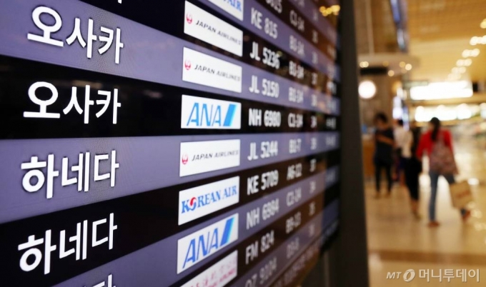 일본 정부의 경제보복 조치로 여행자제와 불매운동이 이어지던 지난해 8월 인천국제공항 일본행 탑승수속 카운터가 한산한 모습을 보이는 반면 베트남행 카운터는 여행객들로 붐비고 있다. /사진=머니투데이DB