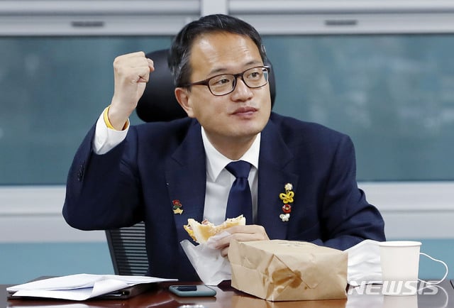 박주민 더불어민주당 의원이 이달 18일 서울 여의도 국회에서 열린 민주사법개혁연속세미나 '법원개혁 입법과제'에 좌장으로 참석해 이재정 의원과 인사하며 파이팅을 하고 있다. / 사진제공=뉴시스