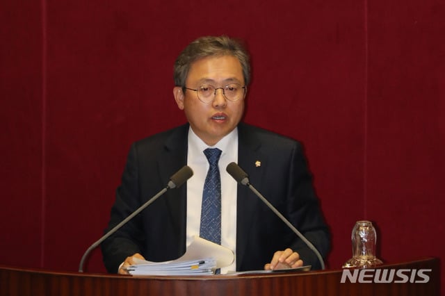 [서울=뉴시스]김명원 기자 = 송기헌 더불어민주당 의원이 28일 오후 서울 여의도 국회 본회의장에서  '고위공직자범죄수사처(공수처) 법안'에 대한 무제한 토론(필리버스터)을 하고 있다. 2019.12.28.    kmx1105@newsis.com