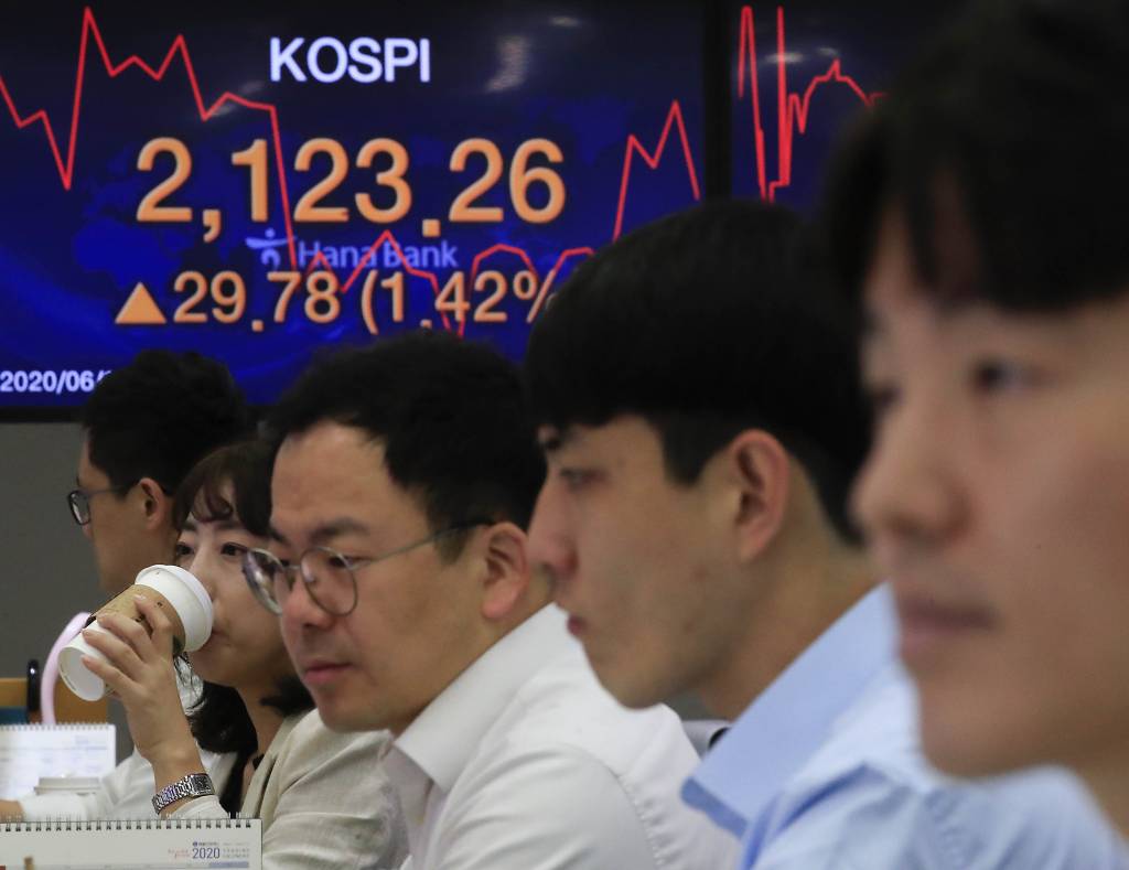 [서울=뉴시스] 박민석 기자 = 30일 코스피 지수가 전 거래일(2093.48)보다 30.90포인트(1.48%) 오른 2124.38에 출발했다. 30일 오전 서울 중구 하나은행 딜링룸 전광판에 코스피 지수가 전 거래일보다 29.78포인트 (1.42%) 오른 2123.26을 나타내고 있다. 이날 코스닥 지수는 전 거래일(734.69)보다 9.85포인트(1.34%) 오른 744.54에, 서울 외환시장에서 원·달러 환율은 전 거래일(1198.6원)보다 0.1원 내린 1198.5원에 출발했다. 2020.06.30.   mspark@newsis.com