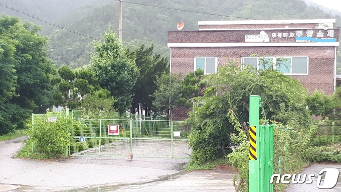충북 옥천군 이원면 건진리에 위치한 공장이 활기를 잃은 모습이다. © 뉴스1 장인수 기자
