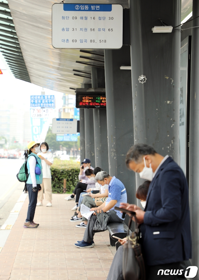 광주 확진자가 속출하며 사회적 거리두기가 2단계로 격상된 2일 오전 광주종합버스터미널 앞 정류장에서 시민들이 마스크를 쓰고 버스를 기다리고 있다.2020.7.2/뉴스1 © News1 허단비 기자