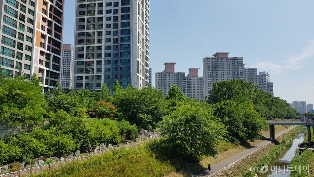 서초구 반포동 '한신서래' 단지에서 나와 대로 건너편으로 가면 반포천과 '반포 래미안 퍼스티지' 등 비교적 신축 아파트 단지들이 있다. 사진은 반포천 및 아파트 단지들 모습/사진= 박미주 기자