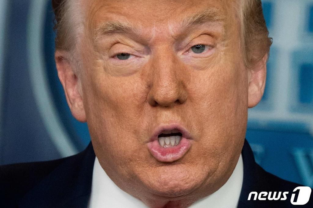 (워싱턴 AFP=뉴스1) 우동명 기자 = 도널드 트럼프 미국 대통령이 2일(현지시간) 워싱턴 백악관 브리핑룸에서 예정에 없던 기자회견을 갖고 지난달 미국 일자리가 두 달 연속 증가세를 보인 것은 "눈부신 뉴스"라며 미국 경제가 다시 살아나고 있다는 것을 입증한다고 밝히고 있다.   ⓒ AFP=뉴스1