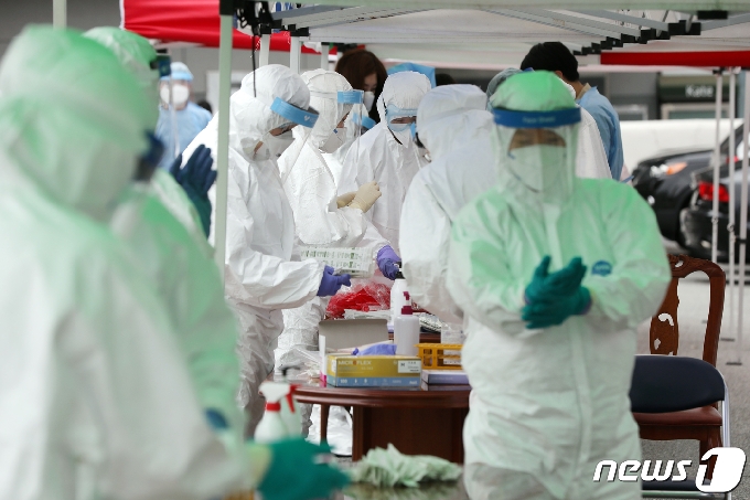 3일 오후 광주 북구 일곡동의 한 교회 앞에 설치된 이동선별진료소에서 해당 교회 신자와 가족들이 코로나19 검사를 받고 있다. 2020.7.3 /뉴스1 © News1 황희규 기자