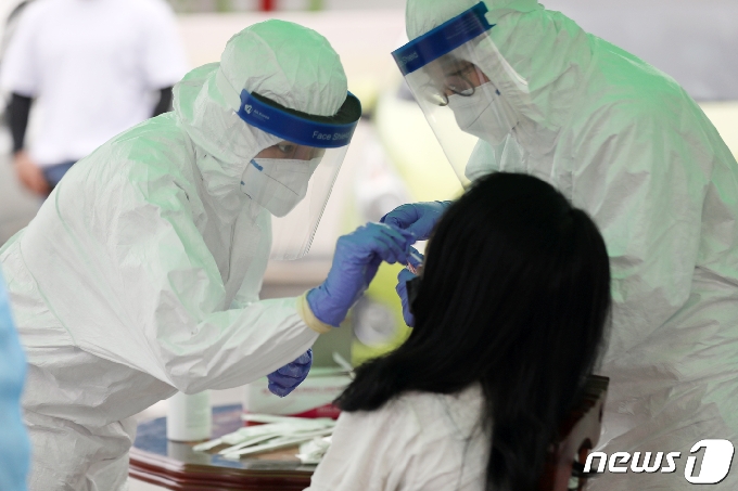 3일 오후 광주 북구 일곡동의 한 교회 앞에 설치된 이동선별진료소에서 해당 교회 신자와 가족들이 코로나19 검사를 받고 있다.2020.7.3 /뉴스1 © News1 황희규 기자