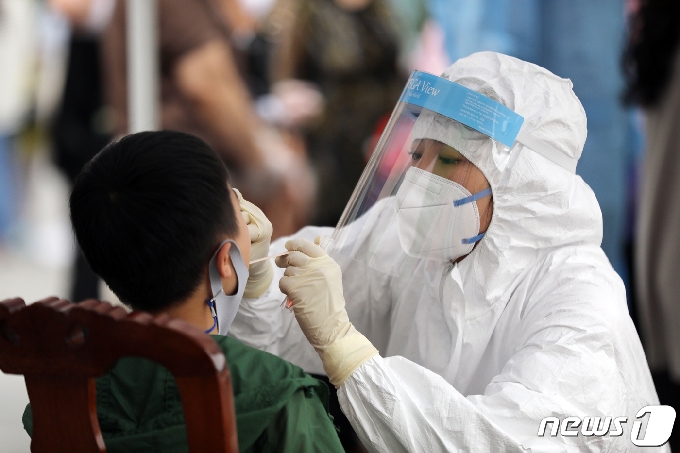 3일 오후 광주 북구 일곡동의 한 교회 앞에 설치된 이동선별진료소에서 해당 교회 신자와 가족들이 코로나19 검사를 받고 있다. 2020.7.3 /뉴스1 © News1 황희규 기자