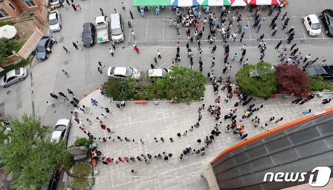 3일 오후 광주 북구 일곡동의 한 교회 앞에 설치된 이동선별진료소에서 해당 교회 신자와 가족들이 코로나19 검사를 받기 위해 줄지어 서있다. 2020.7.3 /뉴스1 © News1 황희규 기자