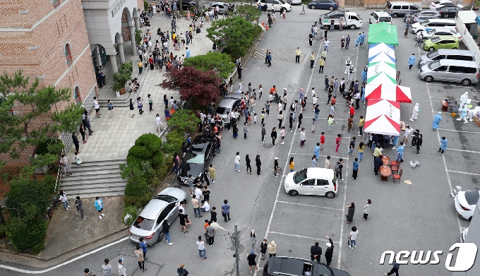 3일 오후 광주 북구 일곡동의 한 교회 앞에 설치된 이동선별진료소에서 해당 교회 신자와 가족들이 코로나19 검사를 받기 위해 줄지어 서있다.2020.7.3 /뉴스1 © News1 황희규 기자