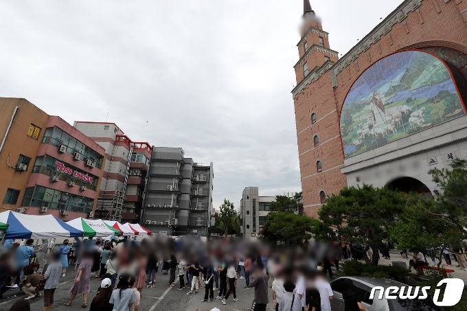 3일 오후 광주 북구 일곡동의 한 교회 앞에 설치된 이동선별진료소에서 해당 교회 신자와 가족들이 코로나19 검사를 받기 위해 줄지어 서있다. 2020.7.3 /뉴스1 © News1 황희규 기자