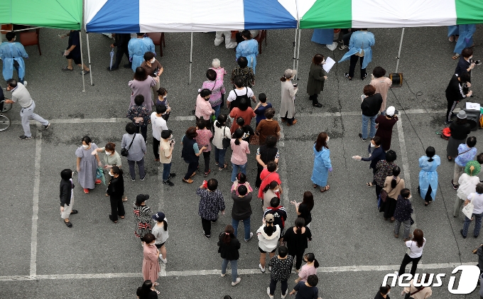 3일 오후 광주 북구 일곡동의 한 교회 앞에 설치된 이동선별진료소에서 해당 교회 신자와 가족들이 코로나19 검사를 받고 있다. 2020.7.3 /뉴스1 © News1 황희규 기자