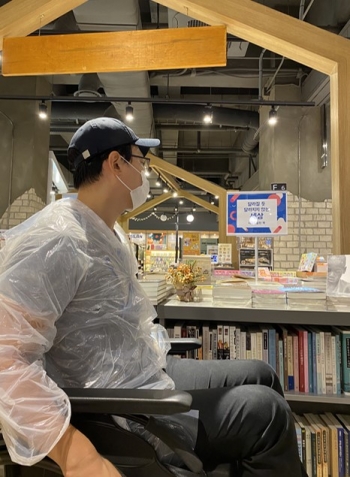 휠체어를 타고 서점에 갔다. 서가 팻말엔 '달라질듯 달라지지 않는 세상'이라 적혀 있었다. 8년 전에 휠체어를 처음 탔었고, 여전히 불편한 게 많았다. 그래서 이 말에 공감했다./사진=남형도 기자 셀카