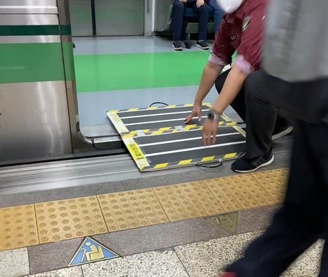 늘 다니던 동네 길도, 이루 말할 수 없이 불편해졌다. 경사에, 오돌도돌한 도로 재질에, 이리저리 휘청거렸다./사진=남형도 기자