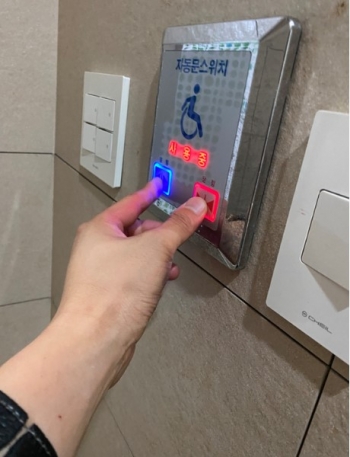 꽤 오래 헤맨 끝에 겨우 들어온 가게. 휠체어가 들어갈 수 있는 가게를 찾는 게 참 어려웠다. 점심을 먹는 것조차 감개무량./사진=남형도 기자