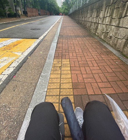 마트 출입구가 코앞인데, 들어갈 수가 없다. 가까운 출입구는 왜 다 불편한 길인지./사진=남형도 기자