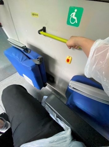 휠체어를 위한 지하철 안전 발판을 놓고 있는 사회복무요원./사진=남형도 기자
