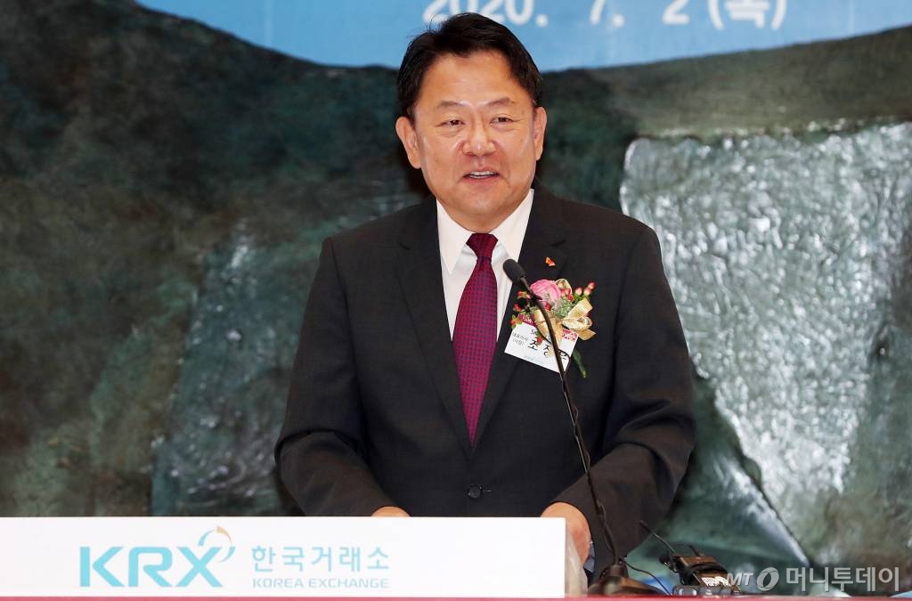 조정우 SK바이오팜 사장이 2일 오전 서울 영등포구 여의도 한국거래소에서 진행된 코스피 신규상장 기념식에 참석해 시초가 확인 후 인사말을 하고 있다. / 사진=김휘선 기자 hwijpg@