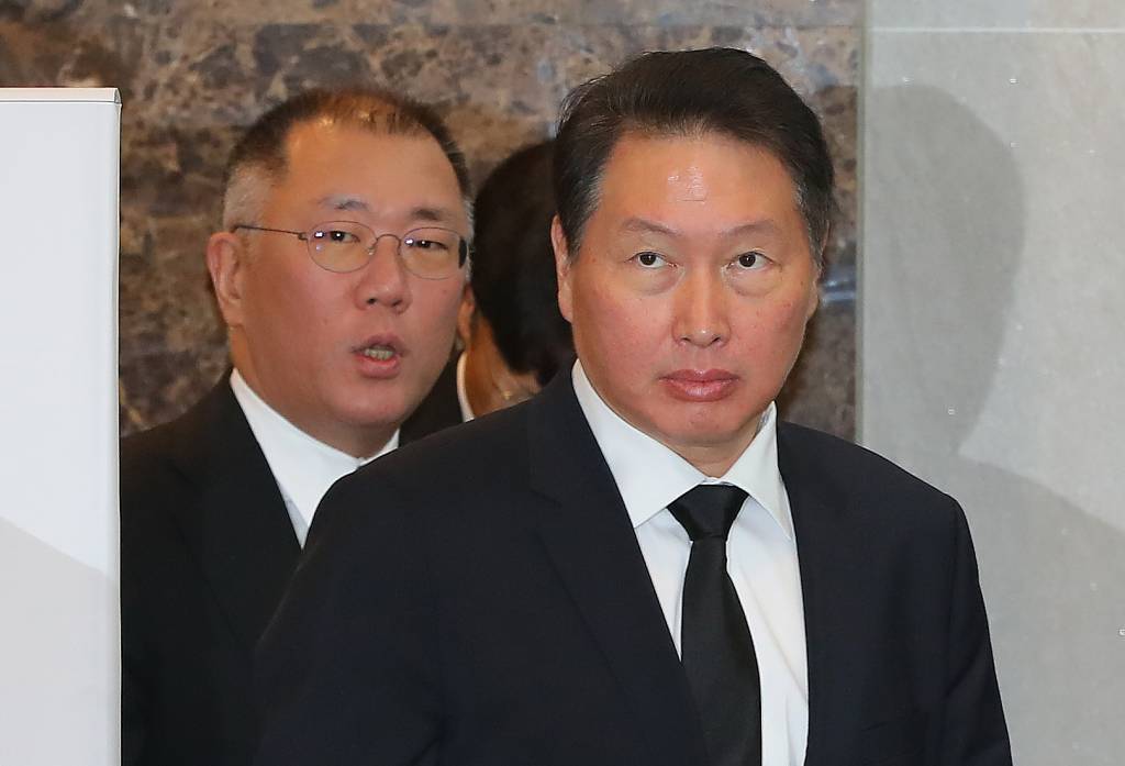 최태원 SK그룹 회장과 정의선 현대자동차 부회장이 16일 고(故) 구자경 LG그룹 명예회장의 빈소가 마련된 서울의 한 병원 장례식장에서 조문을 마친 뒤 빈소를 나서고 있다. 2019.12.16/뉴스1(서울=뉴스1) 구윤성 기자 / kysplanet@news1.kr / 사진=뉴스1