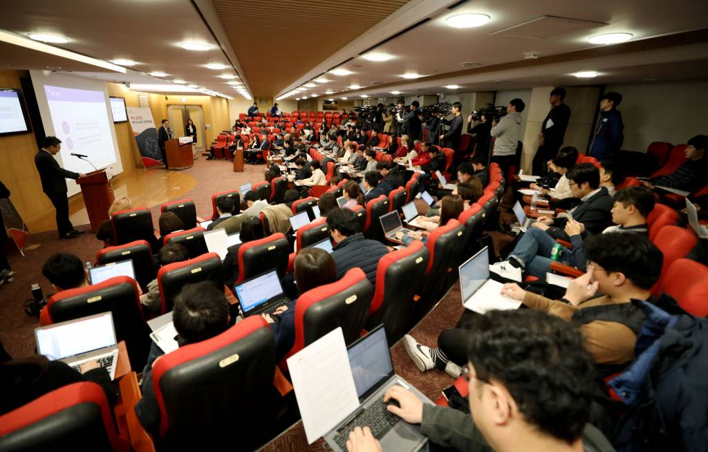 [서울=뉴시스] 김진아 기자 = 조정우 SK바이오팜 사장이 26일 서울 종로구 SK서린빌딩에서 성인 대상 부분발작 치료제인 뇌전증 신약 '엑스코프리(성분명 세노바메이트)'의 미국 식품의약국(FDA) 시판 허가 기념 기자간담회를 하고 있다. 2019.11.26.  bluesoda@newsis.com