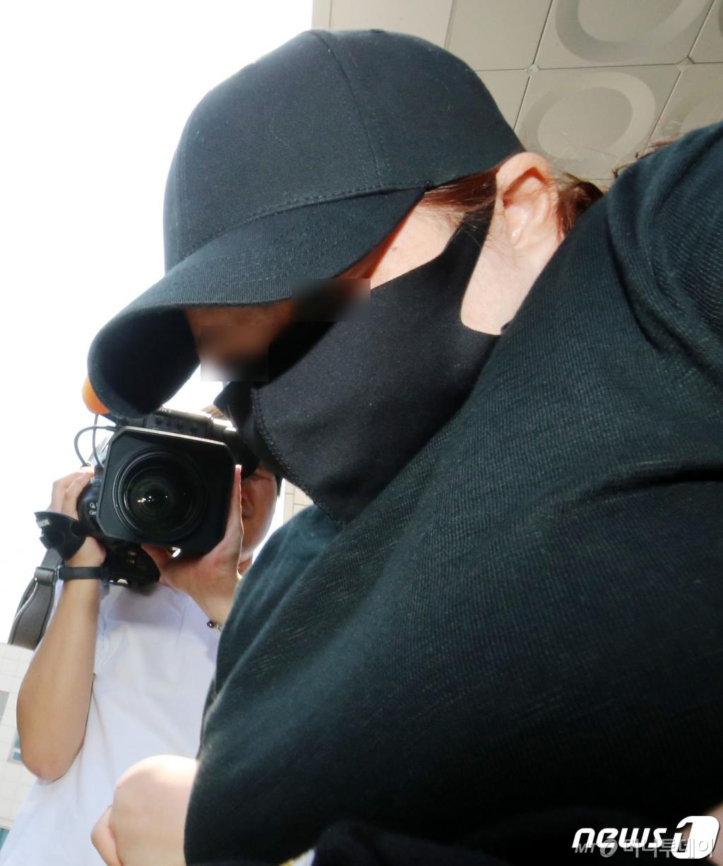 칠곡계모사건의 피고인 임모(36)씨가 공판을 마친 후 호송차를 타기 위해 법정을 나오고 있다. 조선족 계모에게 상습적으로 폭행당한 의붓딸이 복통을 호소한 뒤 병원에 실려와 숨진 일로 세상에 알려진 대표적 아동학대사건 으로 꼽힌다./2014.6.9 사진=뉴스1