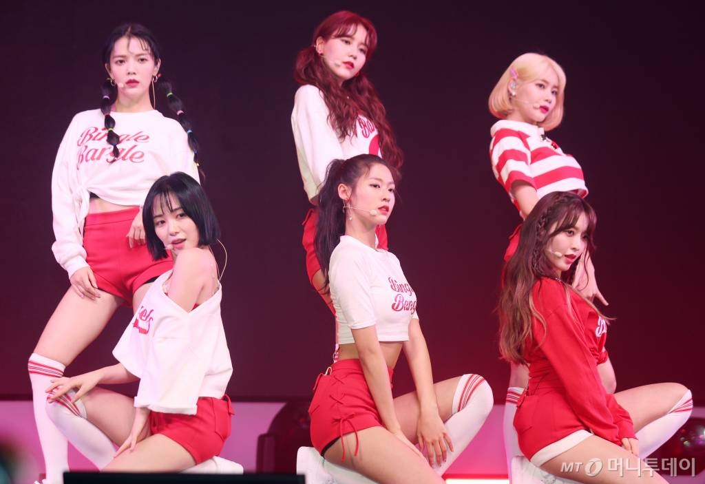 그룹 AOA가 2018년 5월28일 서울 광진구 예스24 라이브홀에서 진행된 다섯 번째 미니앨범 'BINGLE BANGLE' 발매 기념 쇼케이스에서 멋진 무대를 선보이고 있다. /사진=김휘선 기자