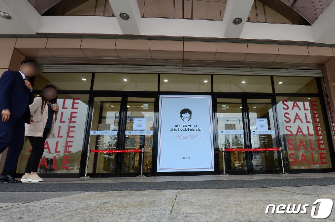 4일 오전 광주 한 백화점에 마스크 착용을 당부하는 안내문이 붙어있다. 2020.7.4/뉴스1 © News1 한산 기자