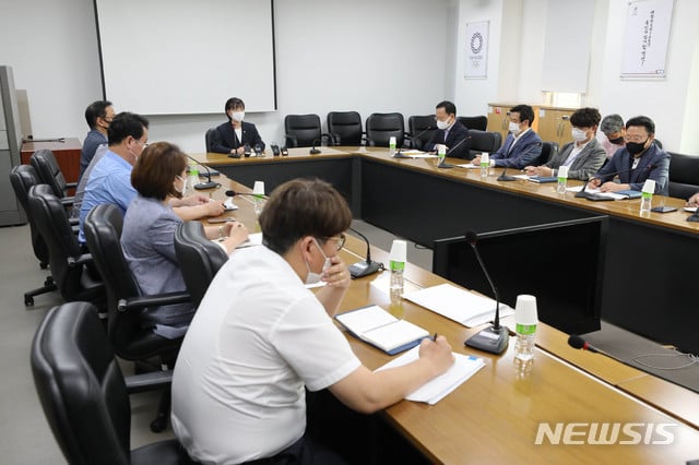 철인3종 최숙현 선수 사망 사고의 진상 파악을 위한 특별조사단의 단장을 맡은 최윤희 문화체육관광부 2차관이 이달 2일 오후 서울 송파구 대한체육회를 찾아 이번 사태관련 경위를 보고 받기에 앞서 발언하고 있다. / 사진제공=뉴시스