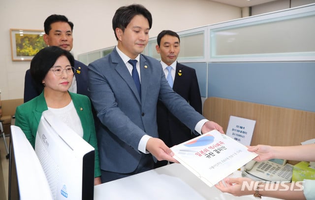 더불어민주당 전용기 의원을 비롯한 의원들이 지난달 23일 서울 여의도 국회 의안과에서 더불어민주당 100인이 함께한 일본의 군함도 역사 왜곡 규탄 결의안을 제출하고 있다. / 사진제공=뉴시스