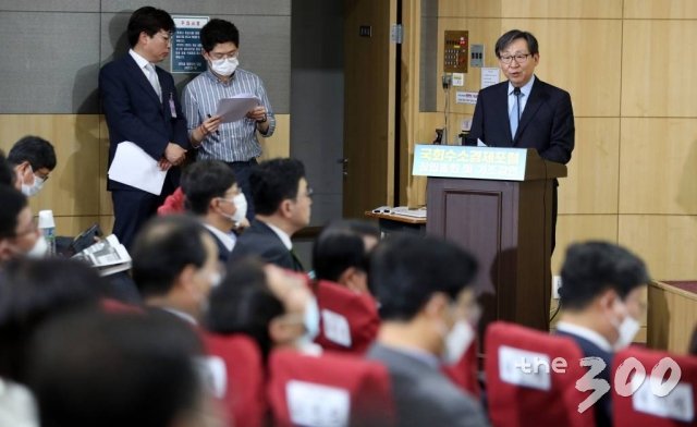 문재도 수소융합얼라이언스추진단 회장이 6일 서울 여의도 국회에서 열린 '국회수소경제포럼'에서 기조강연을 하고 있다./사진=이기범 기자