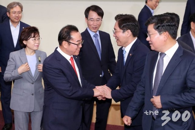 이종배 미래통합당 의원과 성윤모 산업통상자원부 장관이 6일 서울 여의도 국회에서 열린 '국회수소경제포럼' 창립총회에서 이야기를 하고 있다./사진=이기범 기자