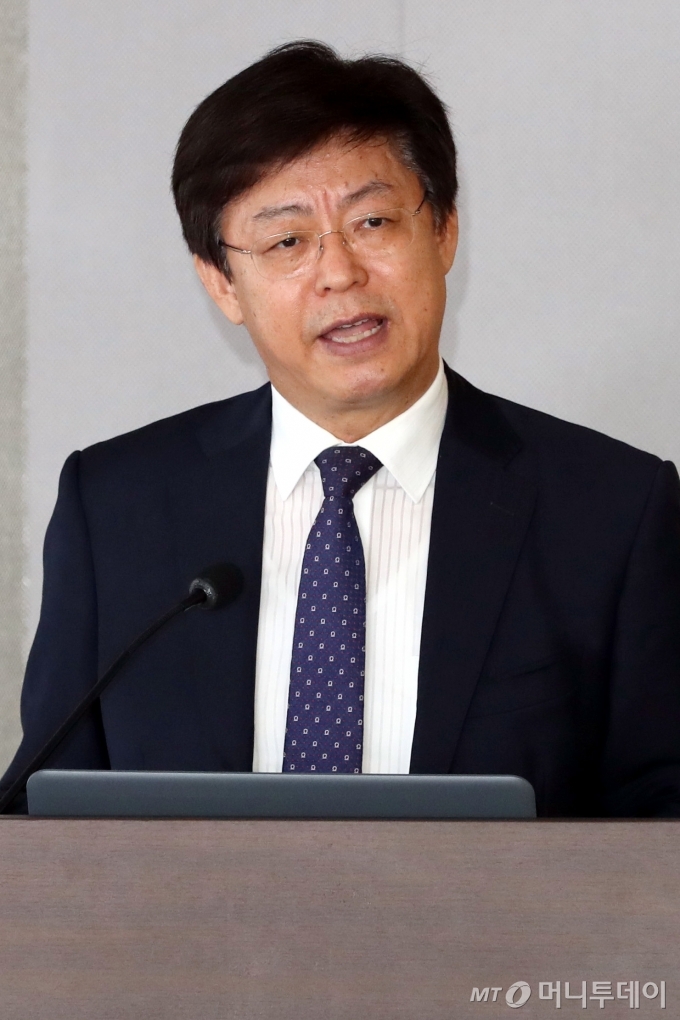 맹수석 충남대 법학대학원 교수가 7일 서울 여의도 국회에서 열린 어기구 의원실과 머니투데이 공동주최 포럼 '리쇼어링을 리디자인하다'에서  '리쇼어링 지원법제의 쟁점과 과제' 기조발제를 하고 있다. / 사진=이기범 기자 leekb@