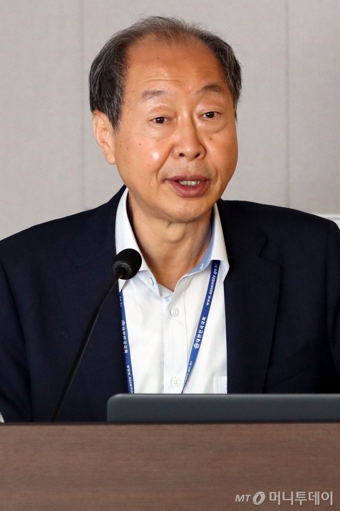 장지상 산업연구원장이 7일 서울 여의도 국회에서 열린 어기구 의원실과 머니투데이 공동주최 포럼 '리쇼어링을 리디자인하다'에서  '리쇼어링 촉진을 위한 유턴지원법 성과와 한계' 기조발제를 하고 있다. / 사진=이기범 기자 leekb@